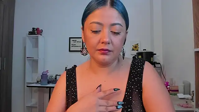 LauraToro  online show from April 8, 2:18 pm