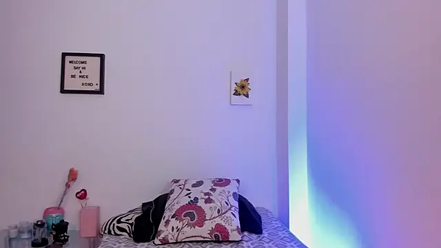 LauraToro  online show from March 16, 4:10 pm