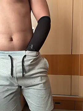 muscularZoro online show from June 16, 12:16 pm