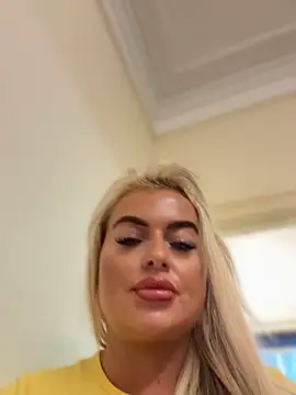 Snapshot of BarbieLeahX chatting on June 9, 11:11 am BarbieLeahX online show from June 9, 11:11 am