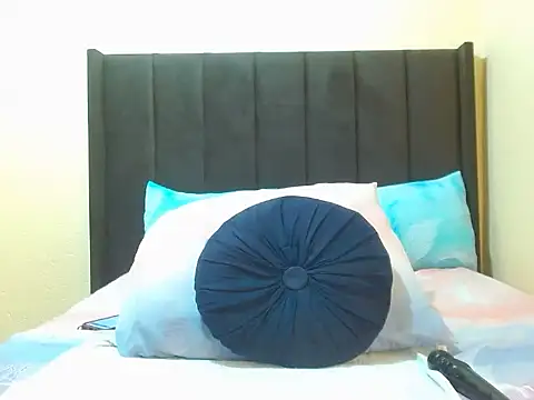 Snapshot of NaughtyLuux12 chatting on June 12, 5:43 pm NaughtyLuux12 online show from June 12, 5:43 pm