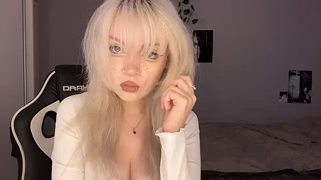 Snapshot of Velvets_Vixens01 chatting on June 18, 5:51 pm Velvets Vixens01 online show from June 18, 5:51 pm