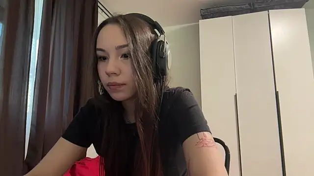 Snapshot of HotGirlMilla chatting on June 19, 6:47 pm HotGirlMilla online show from June 19, 6:47 pm