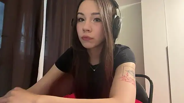 Snapshot of HotGirlMilla chatting on June 20, 7:41 pm HotGirlMilla online show from June 20, 7:41 pm