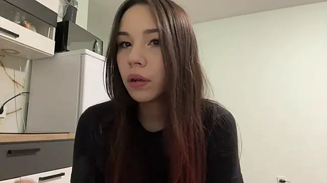 Snapshot of HotGirlMilla chatting on June 25, 6:24 pm HotGirlMilla online show from June 25, 6:24 pm