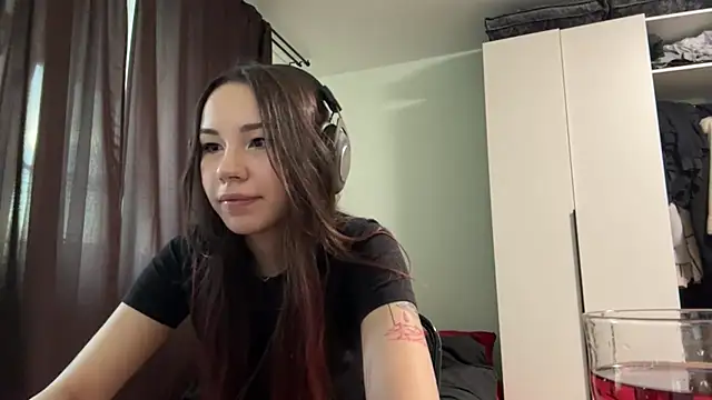 Snapshot of HotGirlMilla chatting on June 21, 6:46 pm HotGirlMilla online show from June 21, 6:46 pm