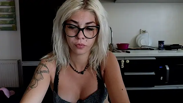 Snapshot of Sarahcamsx chatting on July 17, 8:22 am Sarahcamsx online show from July 17, 8:22 am