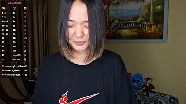 PeachyNoirra online show from June 12, 5:00 pm