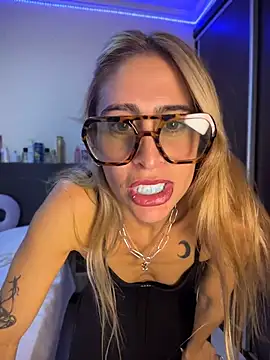NicoleWilder online show from June 19, 1:33 am