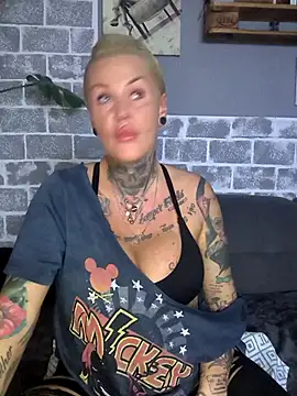 Snapshot of InkedMissLaBaehm chatting on July 8, 10:21 pm InkedMissLaBaehm online show from July 8, 10:21 pm