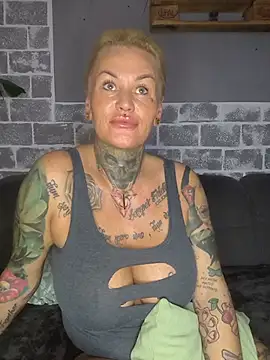 Snapshot of InkedMissLaBaehm chatting on June 27, 8:04 pm InkedMissLaBaehm online show from June 27, 8:04 pm