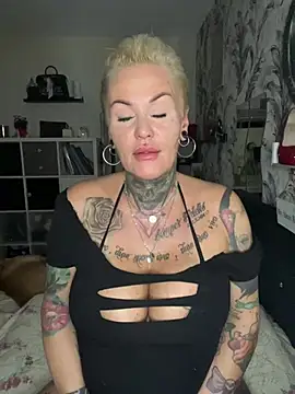 Snapshot of InkedMissLaBaehm chatting on July 17, 10:18 pm InkedMissLaBaehm online show from July 17, 10:18 pm