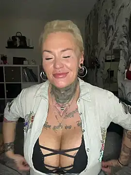 Snapshot of InkedMissLaBaehm chatting on July 14, 10:05 pm InkedMissLaBaehm online show from July 14, 10:05 pm