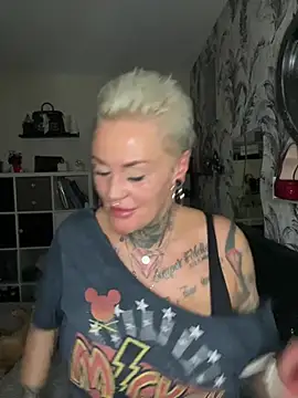 Snapshot of InkedMissLaBaehm chatting on July 15, 10:39 pm InkedMissLaBaehm online show from July 15, 10:39 pm