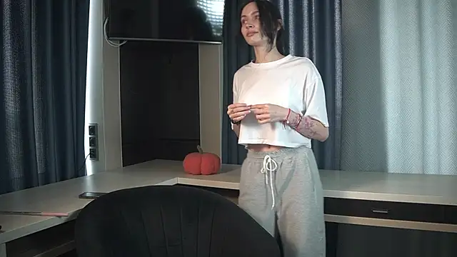 ErminiaBiles online show from June 14, 8:48 am