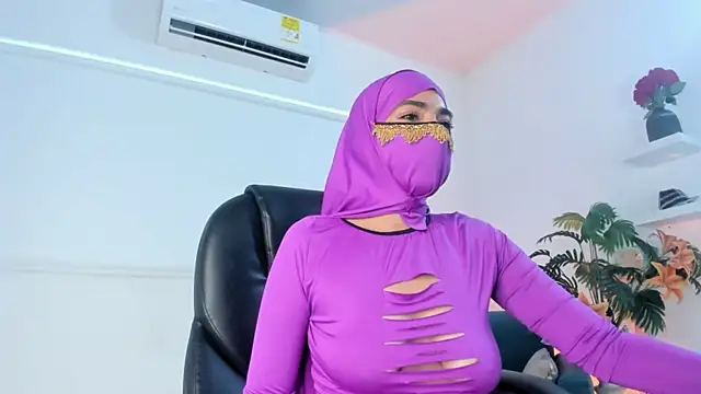 Snapshot of halima_fara chatting on June 12, 12:25 pm halima fara online show from June 12, 12:25 pm