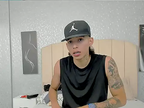 NoahThomson1 online show from June 13, 12:14 pm