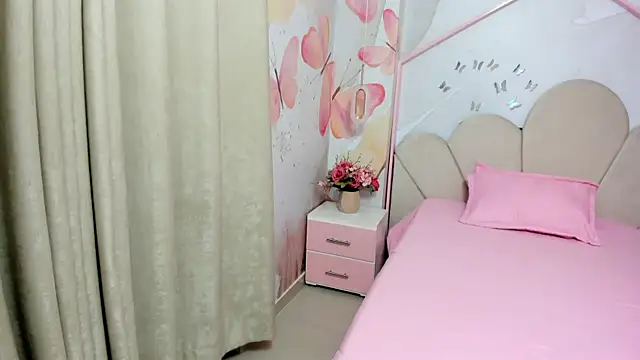 Snapshot of Millieskinny18 chatting on June 19, 3:01 am Millieskinny18 online show from June 19, 3:01 am
