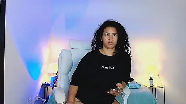 Snapshot of Isabella_Sophia19 chatting on June 19, 10:47 pm Isabella Sophia19 online show from June 19, 10:47 pm