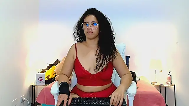 Snapshot of Isabella_Sophia19 chatting on July 11, 1:17 am Isabella Sophia19 online show from July 11, 1:17 am