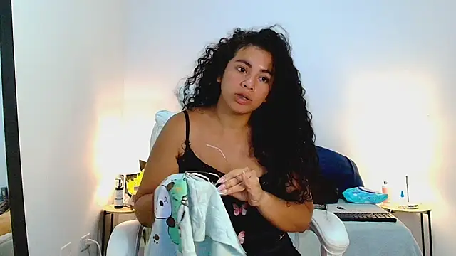 Snapshot of Isabella_Sophia19 chatting on August 4, 1:32 am Isabella Sophia19 online show from August 4, 1:32 am