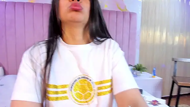 EmmyRossil online show from June 26, 2:12 pm