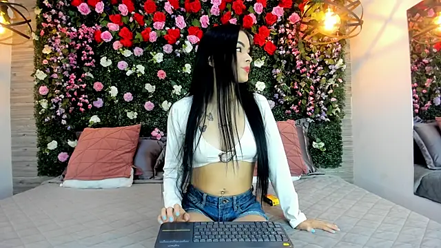 BelaPoncee online show from June 14, 1:23 pm