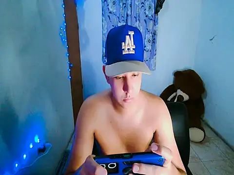 sweetboyxxx11 online show from June 20, 1:32 am