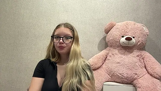 Snapshot of MarlaMotsinger chatting on June 15, 8:14 am MarlaMotsinger online show from June 15, 8:14 am