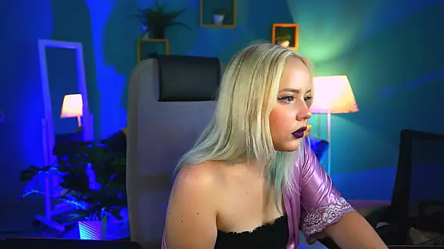 stellawatts online show from June 13, 8:45 am
