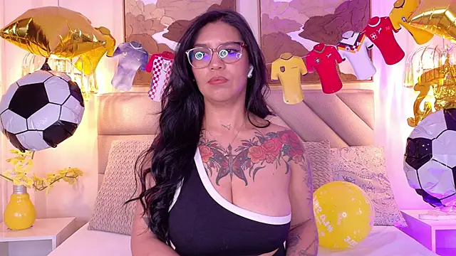 Snapshot of Sharlot18 chatting on June 19, 12:33 pm Sharlot18 online show from June 19, 12:33 pm