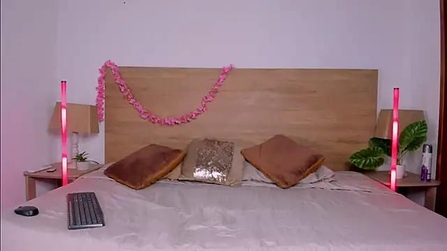 LaraRous online show from June 25, 8:58 pm
