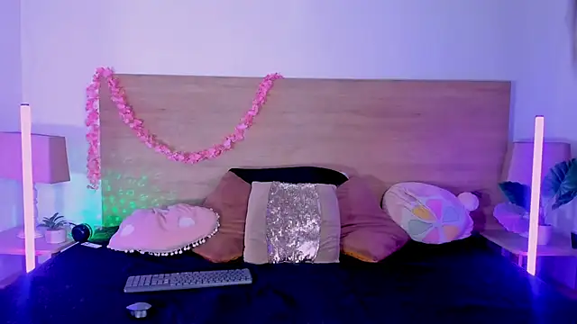 LaraRous online show from July 7, 9:51 pm