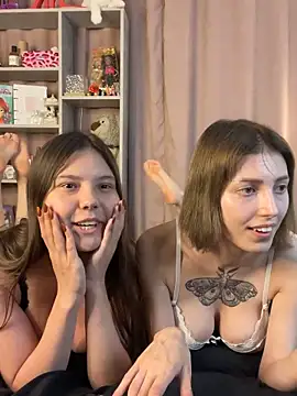 Snapshot of Bratz_Girls chatting on June 12, 11:24 pm Bratz Girls online show from June 12, 11:24 pm
