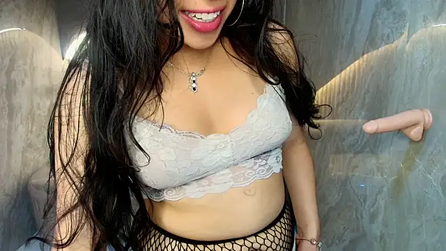 Snapshot of Mia__r_ chatting on June 19, 10:36 pm Mia r online show from June 19, 10:36 pm