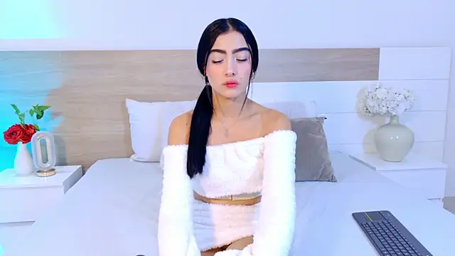 Snapshot of MaluCortes chatting on June 23, 2:15 pm MaluCortes online show from June 23, 2:15 pm