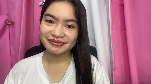 Snapshot of LouveniaDebeer chatting on June 16, 1:22 pm LouveniaDebeer online show from June 16, 1:22 pm