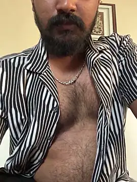 Snapshot of vinay1018 chatting on June 19, 8:31 am vinay1018 online show from June 19, 8:31 am