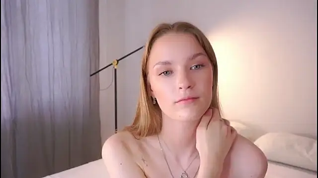 Snapshot of HellenSinyy chatting on June 18, 8:35 am HellenSinyy online show from June 18, 8:35 am