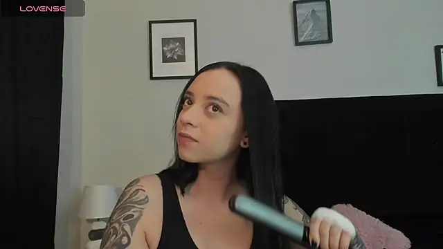 Snapshot of Sara_B chatting on June 22, 5:54 pm Sara B online show from June 22, 5:54 pm