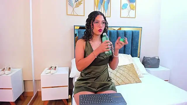 Snapshot of Daliluu chatting on June 20, 7:52 pm Daliluu online show from June 20, 7:52 pm