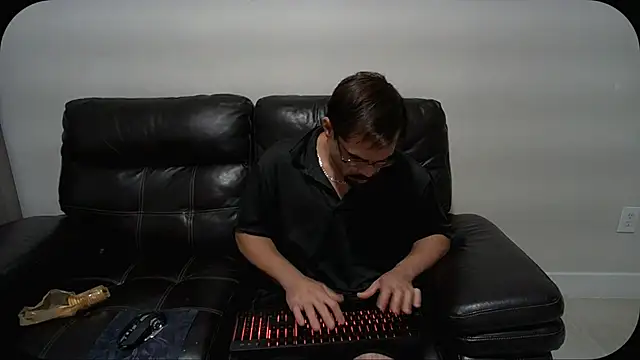 Snapshot of tiko823 chatting on August 3, 4:31 am tiko823 online show from August 3, 4:31 am