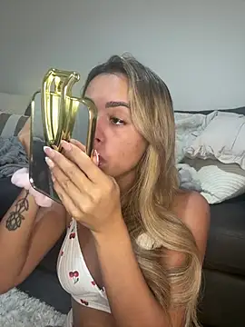 Harrietbronzex online show from August 3, 2:23 pm