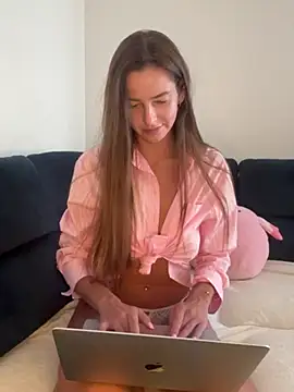 Snapshot of Miramilly chatting on July 23, 9:06 am Miramilly online show from July 23, 9:06 am
