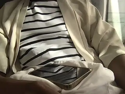 Snapshot of LeoneForYou chatting on August 4, 7:24 am LeoneForYou online show from August 4, 7:24 am