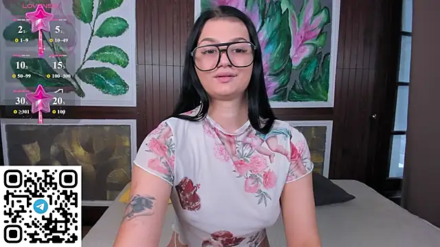 Snapshot of SolaZolaz chatting on August 6, 7:47 am SolaZolaz online show from August 6, 7:47 am