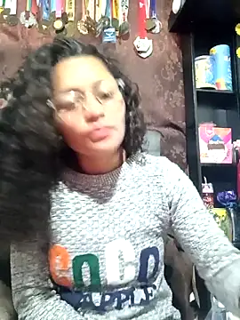 Snapshot of Estrella2001 chatting on June 18, 8:36 pm Estrella2001 online show from June 18, 8:36 pm
