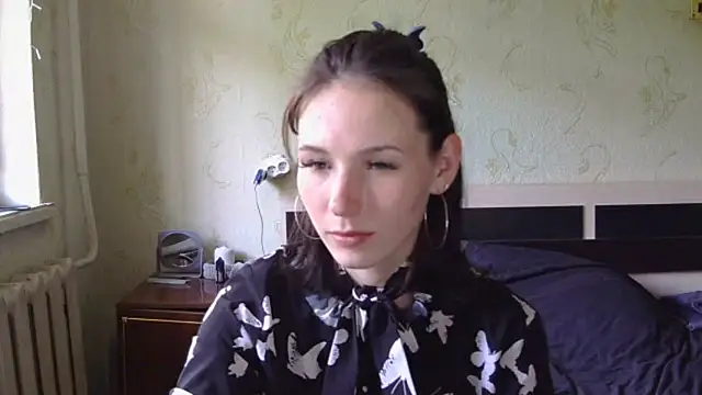 Snapshot of AcinarAlien chatting on June 17, 6:13 am AcinarAlien online show from June 17, 6:13 am