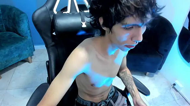 Snapshot of justin_twink20 chatting on July 2, 12:44 pm justin twink20 online show from July 2, 12:44 pm