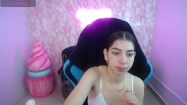 Snapshot of KiaraStar_ch chatting on July 8, 1:23 pm KiaraStar ch online show from July 8, 1:23 pm